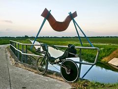 Couch und Kunstwerk Kanaal Aa