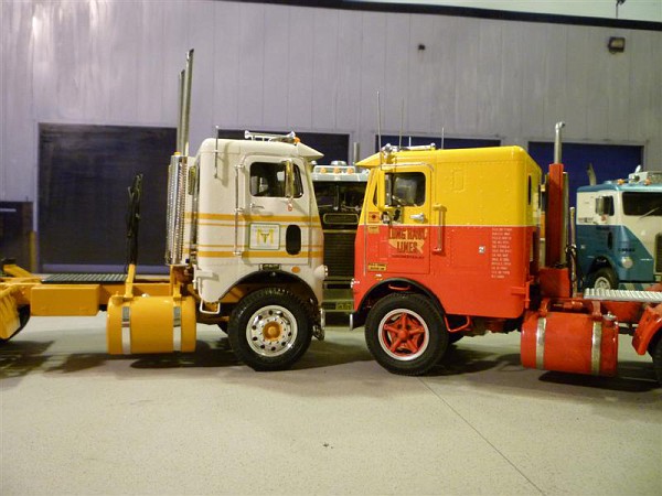 AMT / WHITE FREIGHTLINER DUAL DRIVE TRUCK TRACTOR AMT White