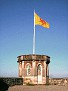 Die wallonische Flagge mit dem roten Hahn flattert im Wind
